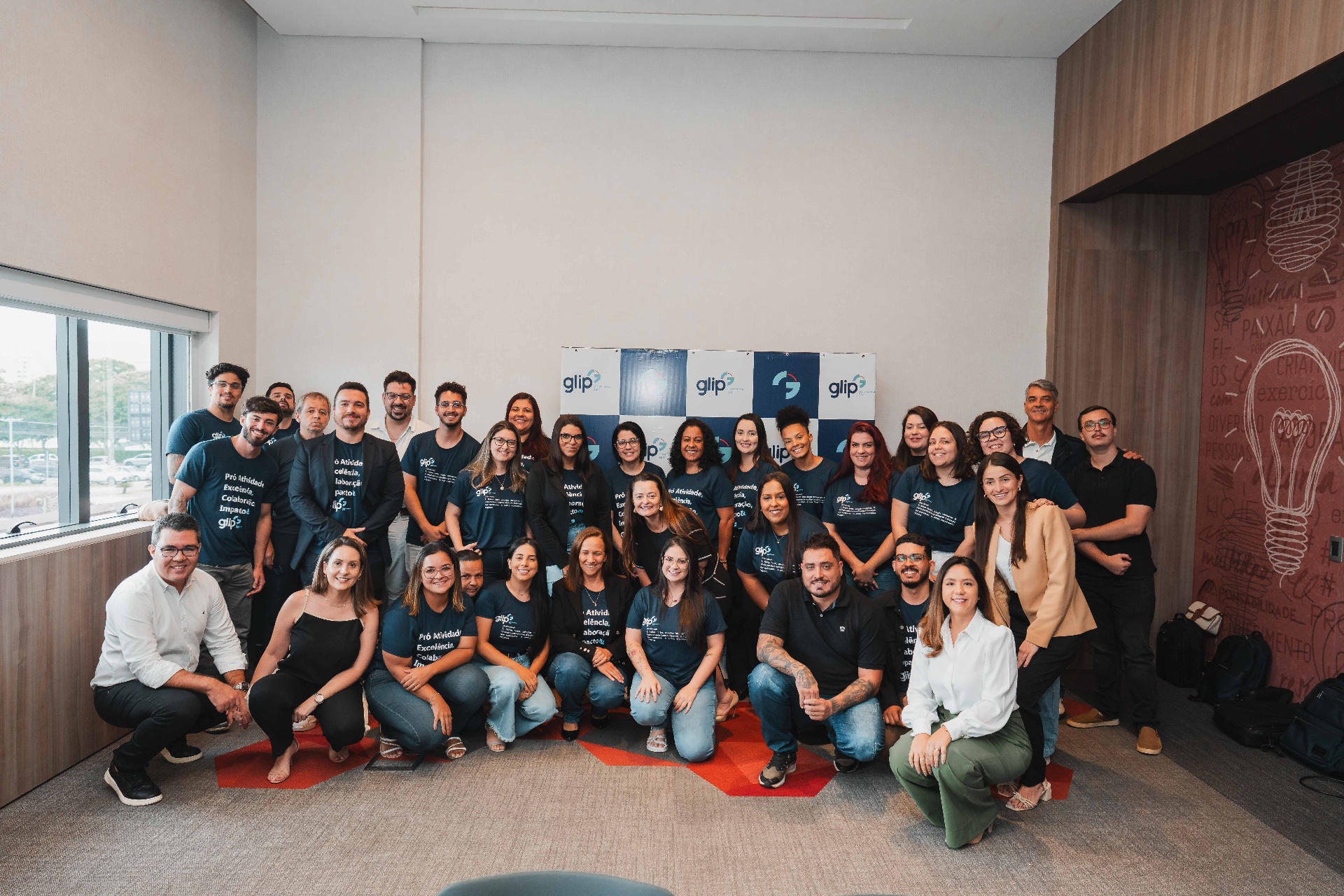 Time GLIP reunido no escritório de Sorocaba